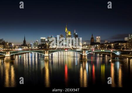 L'horizon de Francfort la nuit par temps froid en hiver. Banque D'Images