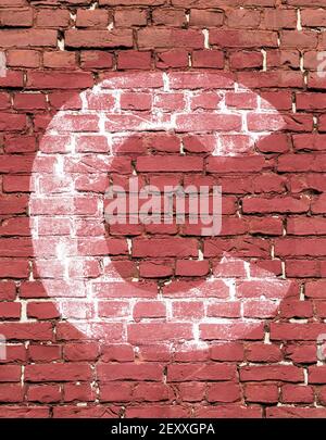 La lettre C peint en blanc sur un mur de briques rouges Banque D'Images