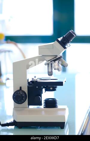 Détail d'un microscope scientifique dans un laboratoire. Pays basque, Espagne, Europe. Banque D'Images