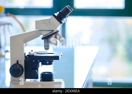 Détail d'un microscope scientifique dans un laboratoire. Pays basque, Espagne, Europe. Banque D'Images