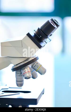 Détail d'un microscope scientifique dans un laboratoire. Pays basque, Espagne, Europe. Banque D'Images
