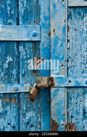 ancienne porte en bois bleu en décomposition avec une serrure en métal Banque D'Images