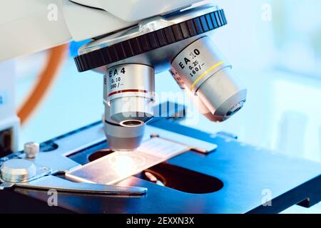 Détail d'un microscope scientifique dans un laboratoire. Pays basque, Espagne, Europe. Banque D'Images
