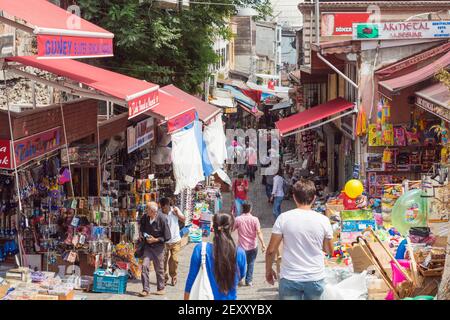 Istanbul, province d'Istanbul, Turquie. Rue commerçante typique dans le quartier de Sirkeci. Banque D'Images