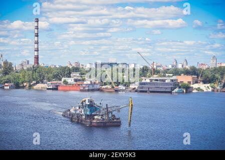 La grue du vieux navire est sur la rivière Banque D'Images