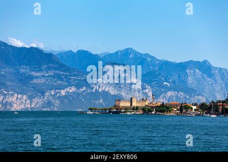 Station balnéaire de Torri del Benaco sur la rive est du lac de Garde, dans le nord de l'Italie. Le lac de Garde est le plus grand lac d'Italie et un lieu de vacances populaire Banque D'Images