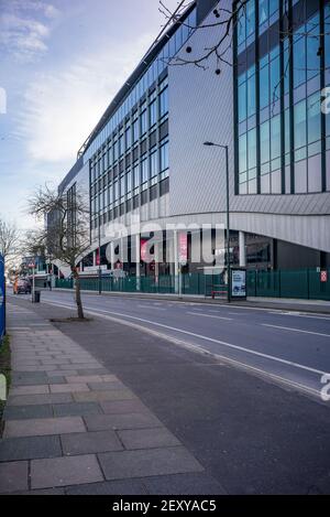 Twickenham, Surrey, Royaume-Uni, samedi, 13/02/2021, Vue générale, RFU Rugby Stadium, avec des rues désertes autour du stade l'après-midi de l'Angleterre contre l'Italie, derrière des portes fermées, Lock down, Covid19; Sunny Winter Day, Ciel bleu, nuages blancs, crédit obligatoire : Peter Spurrier, Banque D'Images