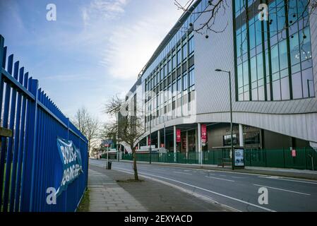 Twickenham, Surrey, Royaume-Uni, samedi, 13/02/2021, Vue générale, RFU Rugby Stadium, avec des rues désertes autour du stade l'après-midi de l'Angleterre contre l'Italie, derrière des portes fermées, Lock down, Covid19; Sunny Winter Day, Ciel bleu, nuages blancs, crédit obligatoire : Peter Spurrier, Banque D'Images