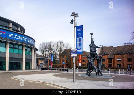 Twickenham, Surrey, Royaume-Uni, samedi, 13/02/2021, Statue de rugby en bronze, Line Out, devant le stade de rugby RFU, dans les rues désertes autour du stade l'après-midi de l'Angleterre contre l'Italie, derrière des portes fermées, Lock Down, Covid19 ; Sunny Winter Day, Ciel bleu, nuages blancs, crédit obligatoire : Peter Spurrier, Banque D'Images