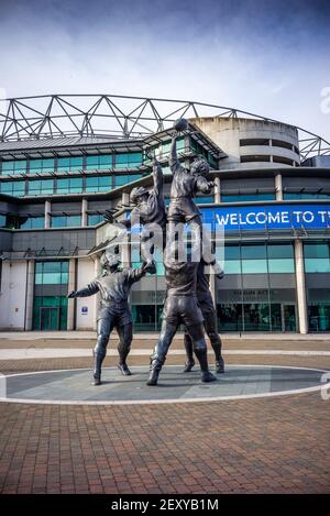 Twickenham, Surrey, Royaume-Uni, samedi, 13/02/2021, Statue de rugby en bronze, Line Out, devant le stade de rugby RFU, dans les rues désertes autour du stade l'après-midi de l'Angleterre contre l'Italie, derrière des portes fermées, Lock Down, Covid19 ; Sunny Winter Day, Ciel bleu, nuages blancs, crédit obligatoire : Peter Spurrier, Banque D'Images