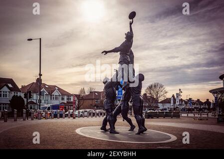 Twickenham, Surrey, Royaume-Uni, samedi, 13/02/2021, Statue de rugby en bronze, Line Out, devant le stade de rugby RFU, dans les rues désertes autour du stade l'après-midi de l'Angleterre contre l'Italie, derrière des portes fermées, Lock Down, Covid19 ; Sunny Winter Day, Ciel bleu, nuages blancs, crédit obligatoire : Peter Spurrier, Banque D'Images