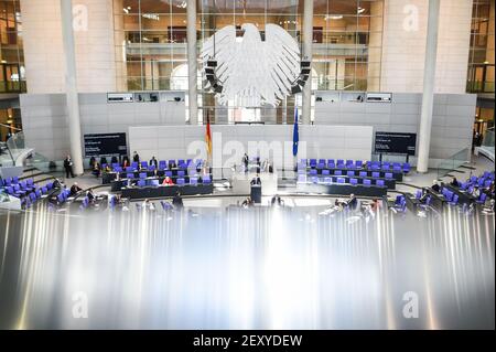 Berlin, Allemagne. 05e mars 2021. Vue de la salle plénière au Bundestag allemand. Credit: Kira Hofmann/dpa-Zentralbild/dpa/Alay Live News Banque D'Images