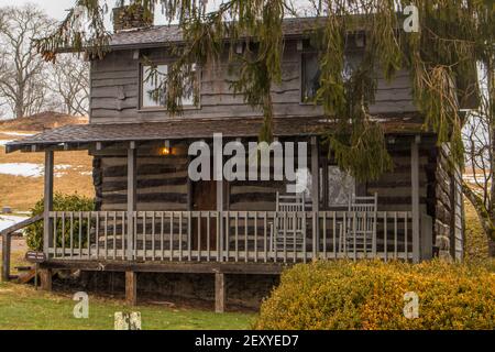 Maggie Valley location de chalet en bois dans les montagnes pendant les chutes de neige de l'hiver 2020 Banque D'Images