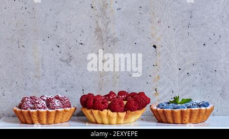 Tartelettes aux framboises et bleuets Banque D'Images