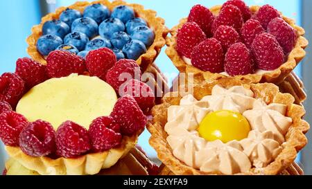 Tartelettes aux framboises et bleuets Banque D'Images