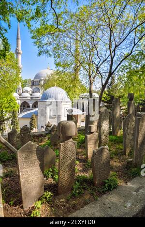 De vieilles pierres tombales au cimetière ancien d'Istanbul Banque D'Images