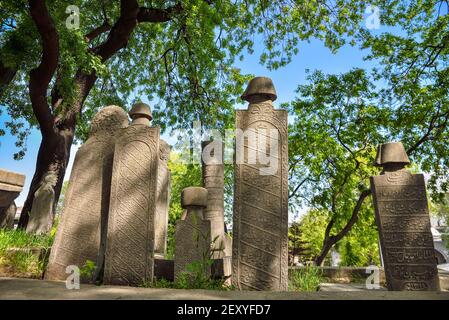 De vieilles pierres tombales au cimetière ancien d'Istanbul Banque D'Images