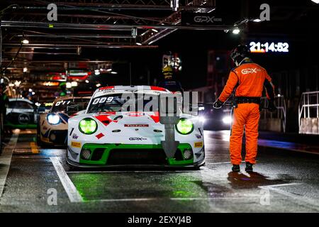 12 Campbell Matt (aus), Pilet Patrick (fra), Jaminet Mathieu (fra), GPX Racing, Porsche 911 GT3-R, Pitstop d'action pendant les 2020 24 heures de Spa, 3e tour de la coupe d'endurance GT World Challenge Europe et du défi international GT du 22 au 25 octobre 2020 sur le circuit de Spa-Francorchamps, à Stavelot, Belgique - photo Florent Gooden / DPPI Banque D'Images