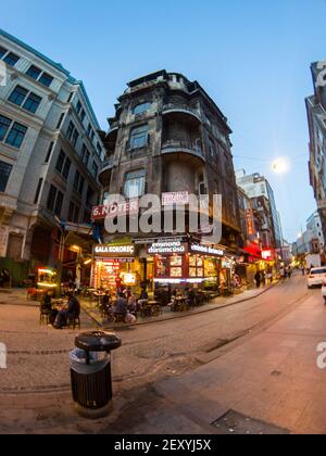 ISTANBUL, TURQUIE - 3 MAI 2017 : les gens se reposent dans un café le soir dans la partie historique de la ville Banque D'Images