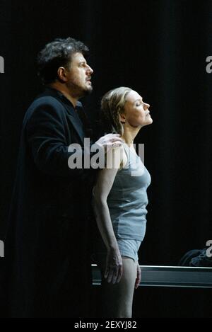 Robert Hayward (Wotan), Kathleen Broderick (Brunnhilde) dans LA VALKYRIE par Wagner à l'English National Opera (ENO), London Coliseum 08/05/2004 chef d'orchestre: Paul Daniel design: Richard Hudson éclairage: Mark Henderson directeur: Phyllida Lloyd Banque D'Images