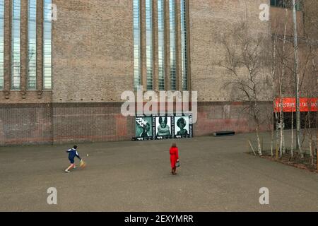 Un garçon joue au squash seul contre le mur du Tate Modern sur la Southbank, Londres, pendant le confinement en mars 2021 Banque D'Images