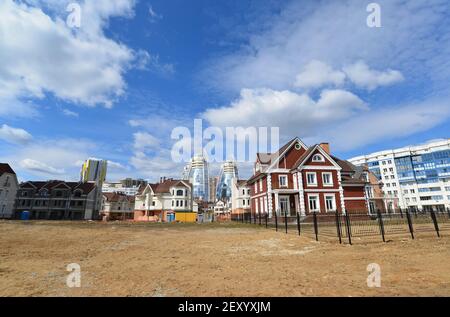 KRASNOGORSK, RUSSIE - AVRIL 22,2015 : les nouveaux quartiers de construction en banlieue. Zone de développement résidentiel sur environ 2 moulins Banque D'Images