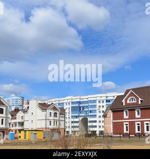 KRASNOGORSK, RUSSIE - AVRIL 22,2015 : les nouveaux quartiers de construction en banlieue. Zone de développement résidentiel sur environ 2 moulins Banque D'Images