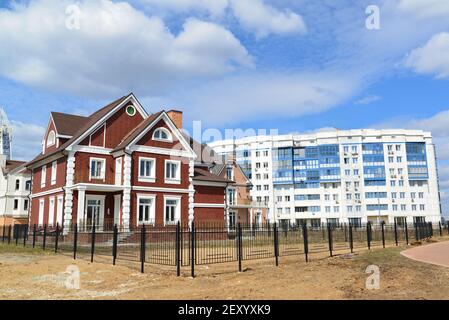 KRASNOGORSK, RUSSIE - AVRIL 22,2015 : les nouveaux quartiers de construction en banlieue. Zone de développement résidentiel sur environ 2 moulins Banque D'Images