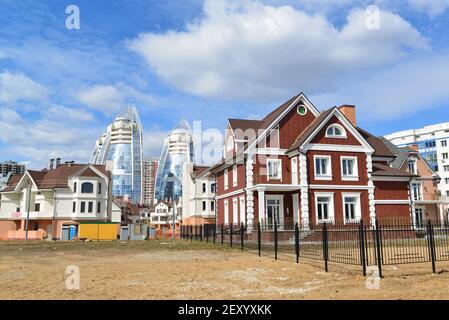 KRASNOGORSK, RUSSIE - AVRIL 22,2015 : les nouveaux quartiers de construction en banlieue. Zone de développement résidentiel sur environ 2 moulins Banque D'Images