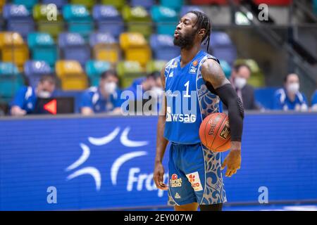 04 mars 2021, Hessen, Francfort-sur-le-main: Matt Mobley (Fraport Skyliners, 1) tournage d'une course libre. Match de basket-ball de l'easyCredit BBL entre les Fraport Skyliners et RASTA Vechta le 4 mars 2021 au Fraport Arena de Francfort-sur-le-main. Photo: Jürgen Kessler/dpa Banque D'Images