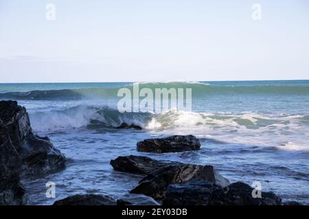 Porthtoran, Cornwall, 5 mars 2021: Mer calme à marée haute, Porthtoran à Cornwall. La température était un 5C froid, la prévision est d'être ensoleillé avec une brise modérée de l'est doux pour le reste de la journée. Crédit : Keith Larby/Alay Live News Banque D'Images