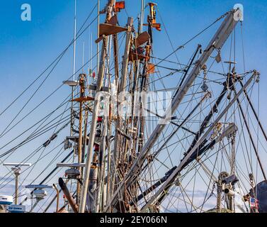 Image détaillée du gréement sur les bateaux de pêche au quai de Gosmans, à Montauk, NY Banque D'Images