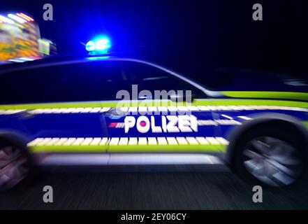 Geesthacht, Allemagne. 26 février 2021. Patrouille de police en action. (Enregistrement avec effet de zoom) Credit: Daniel Bockwoldt/dpa/Alay Live News Banque D'Images