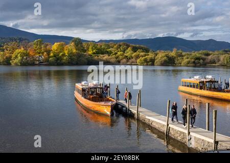 Les passagers débarquent du ferry Derwent Launch Co à Lakeside Parc Jetty sur Derwentwater Keswick dans le district du lac English Cumbria Banque D'Images