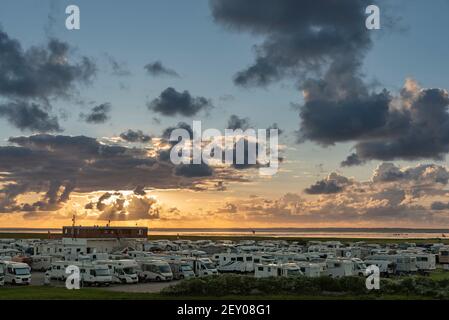 Terrain pour les camping-cars dans le rétro-éclairage du soir, Harlesiel, Basse-Saxe, Allemagne, Europe Banque D'Images