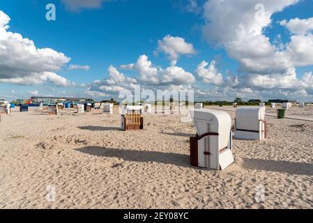 Plage avec paniers de plage, Harlesiel, Basse-Saxe, Allemagne, Europe Banque D'Images