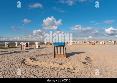 Plage avec paniers de plage, Harlesiel, Basse-Saxe, Allemagne, Europe Banque D'Images