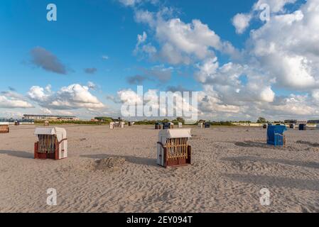 Plage avec paniers de plage, Harlesiel, Basse-Saxe, Allemagne, Europe Banque D'Images