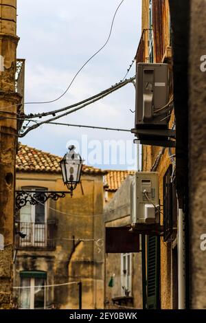 rue entre les vieux thésaues dans une vieille ville méditerranéenne Banque D'Images