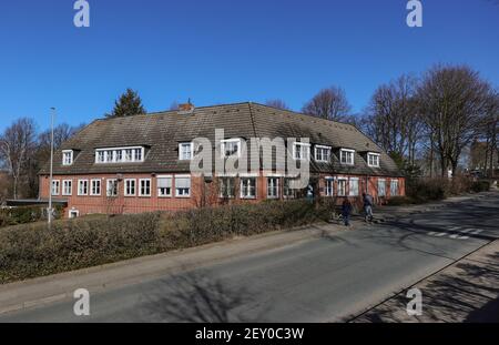 05 mars 2021, Schleswig-Holstein, Mölln: Dans cette école de langue de Mölln, Schleswig-Holstein, un ancien étudiant a attaqué un enseignant avec un couteau et l'a grièvement blessé. Le parquet et la police de Lübeck ont annoncé vendredi qu'une enquête était en cours pour tentative d'homicide. Photo: Ulrich Perrey/dpa Banque D'Images