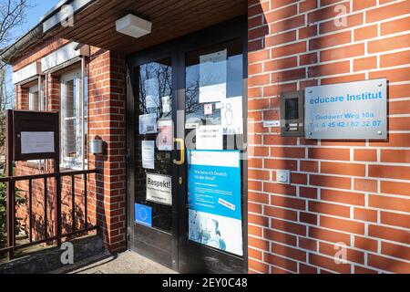 05 mars 2021, Schleswig-Holstein, Mölln: Une note sur la porte d'entrée informe sur la fermeture temporaire d'une école de langue à Mölln, Schleswig-Holstein. À l'école de langue, un ancien étudiant a attaqué un enseignant avec un couteau et l'a grièvement blessé. Le ministère public et la police de Lübeck ont annoncé vendredi qu'ils enquêtaient sur une tentative d'homicide. Photo: Ulrich Perrey/dpa Banque D'Images