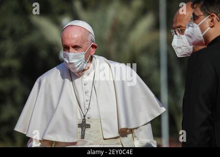 Bagdad, Irak. 05e mars 2021. Le pape François (L) est accueilli par le Président iraquien Barham Saleh au Palais présidentiel de Bagdad. Le pape François est arrivé en Irak vendredi pour la première visite papale jamais effectuée dans le pays du Moyen-Orient, un endroit où la communauté chrétienne a diminué au cours des années de guerre. Credit: Ameer Al Mohmedaw/dpa/Alamy Live News Banque D'Images