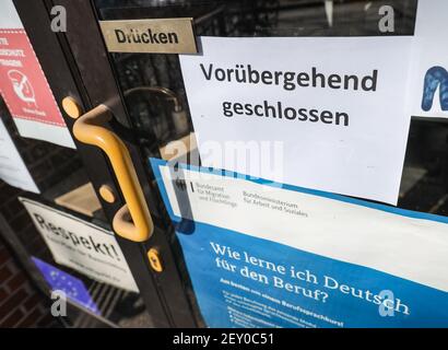 05 mars 2021, Schleswig-Holstein, Mölln: Une note sur la porte d'entrée informe sur la fermeture temporaire d'une école de langue à Mölln, Schleswig-Holstein. À l'école de langue, un ancien étudiant a attaqué un enseignant avec un couteau et l'a grièvement blessé. Le ministère public et la police de Lübeck ont annoncé vendredi qu'ils enquêtaient sur une tentative d'homicide. Photo: Ulrich Perrey/dpa Banque D'Images