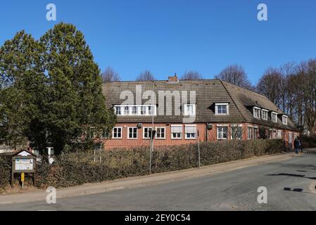 05 mars 2021, Schleswig-Holstein, Mölln: Dans cette école de langue de Mölln, Schleswig-Holstein, un ancien étudiant a attaqué un enseignant avec un couteau et l'a grièvement blessé. Le parquet et la police de Lübeck ont annoncé vendredi qu'une enquête était en cours pour tentative d'homicide. Photo: Ulrich Perrey/dpa Banque D'Images