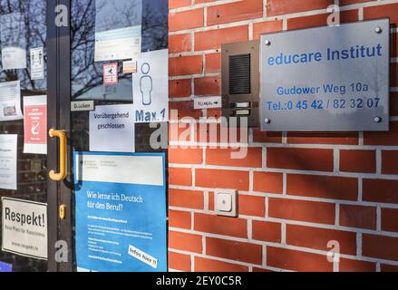 05 mars 2021, Schleswig-Holstein, Mölln: Une note sur la porte d'entrée informe sur la fermeture temporaire d'une école de langue à Mölln, Schleswig-Holstein. À l'école de langue, un ancien étudiant a attaqué un enseignant avec un couteau et l'a grièvement blessé. Le ministère public et la police de Lübeck ont annoncé vendredi qu'ils enquêtaient sur une tentative d'homicide. Photo: Ulrich Perrey/dpa Banque D'Images