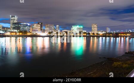 Au bord de la rivière Willamette à Portland Oregon se coule sous le pont Morrison Banque D'Images