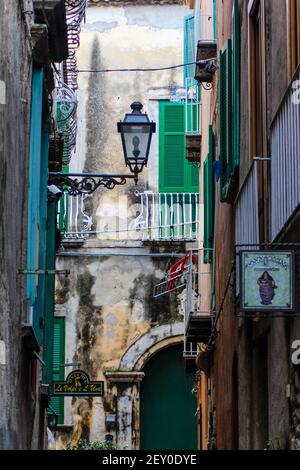 rue entre les vieux thésaues dans une vieille ville méditerranéenne Banque D'Images