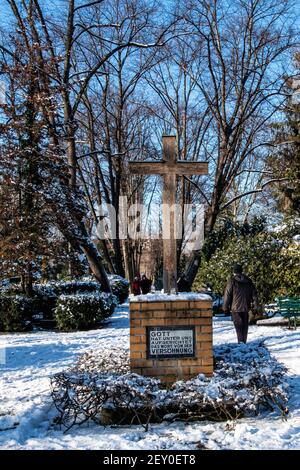 Cimetière de la paroisse de Sophien - arbres couverts de neige et de croix en hiver, Friedhof der Sophien Gemeinde, Mitte,Berlin,Allemagne Banque D'Images