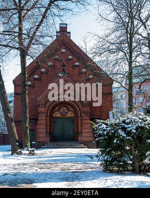 Cimetière de la paroisse de Sophien - chapelle décorative en briques et arbres enneigés en hiver, Friedhof der Sophien Gemeinde, Mitte,Berlin,Allemagne Banque D'Images