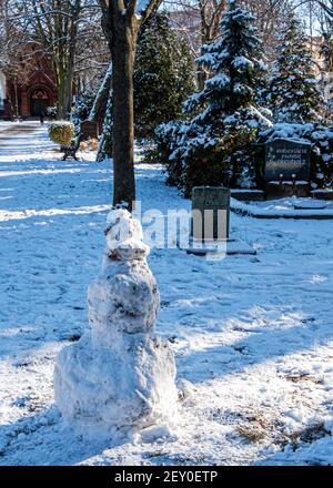 Cimetière de la paroisse de Sophien - Snowman, tombes et arbres couverts de neige en hiver, Friedhof der Sophien Gemeinde, Mitte,Berlin,Allemagne Banque D'Images